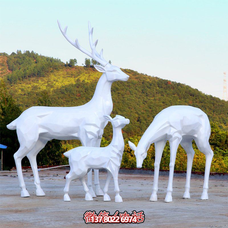 玻璃鋼梅花鹿雕塑，讓一家三口在公園戶外玩耍