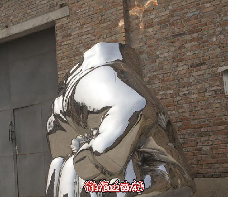 不銹鋼拳頭雕塑，為城市廣場增添力量與鏡面光彩