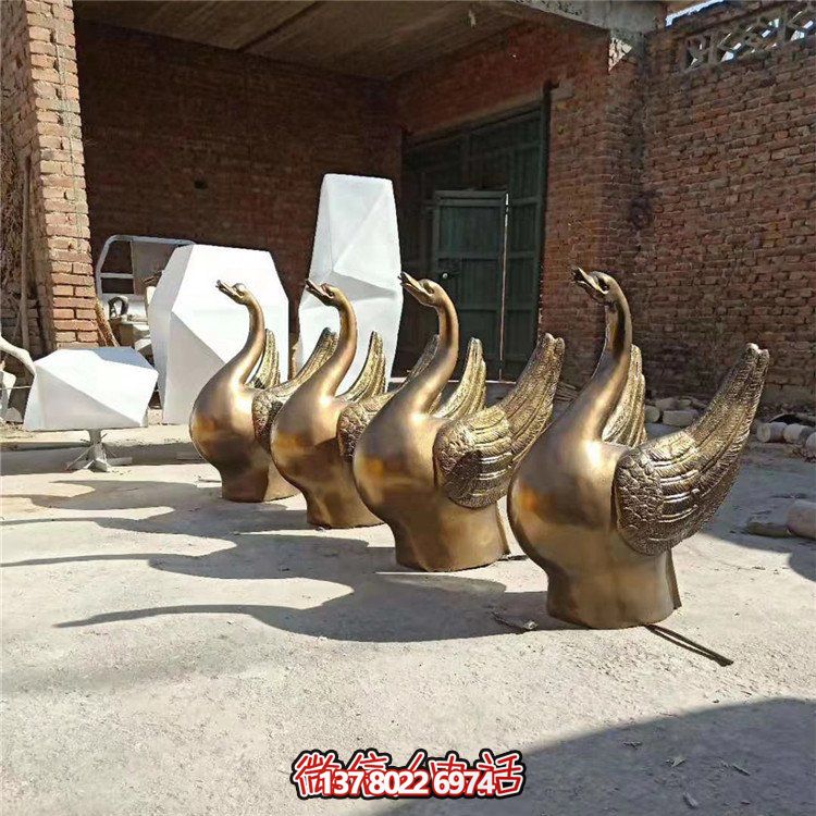 仿銅噴水雕塑，玻璃鋼景觀天鵝水池，為廣場園林擺放
