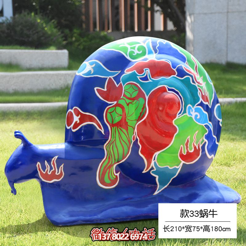 縮小的玻璃鋼彩繪蝸牛雕塑，地上擺放草