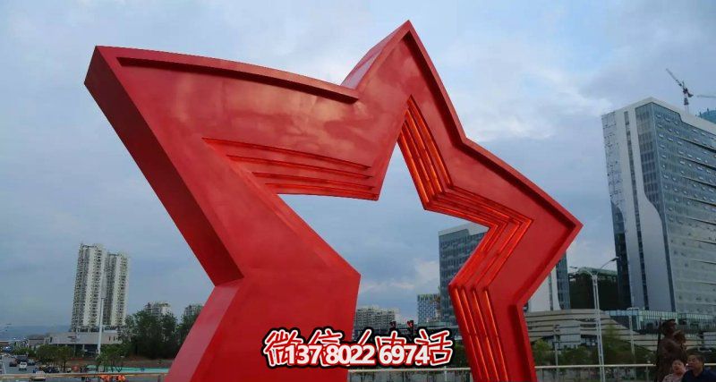 不銹鋼雕塑拱門，點綴景觀廣場