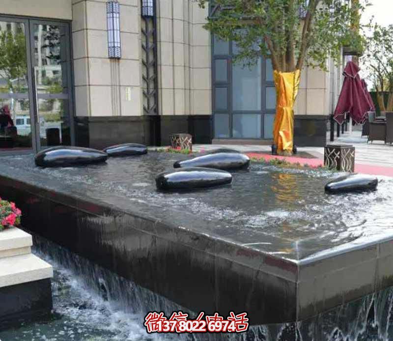 創意水中鵝卵石雕塑，為酒店池塘帶來抽象美感