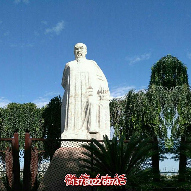林則徐石雕塑，點綴校園廣場