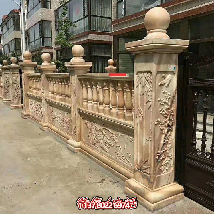 紅色浮雕圍墻欄板裝點別墅，守護晚霞之美