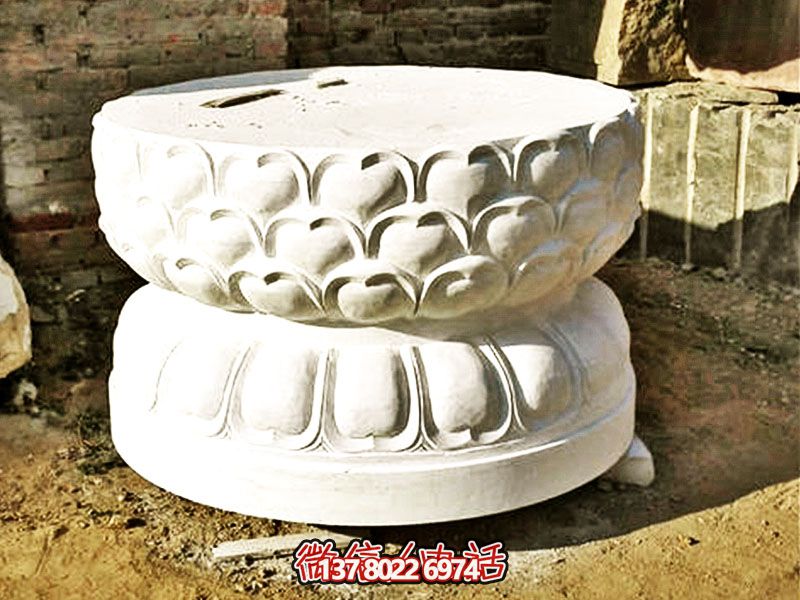 漢白玉制須彌座佛像，以精美圓形飾就古樸寺院