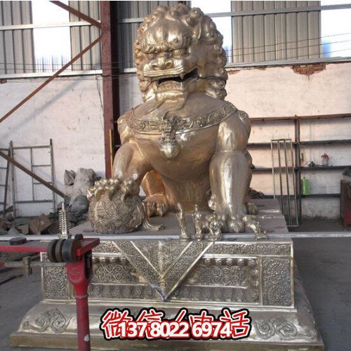 仿古銅噴金獅子雕塑，玻璃鋼大型戶外裝飾