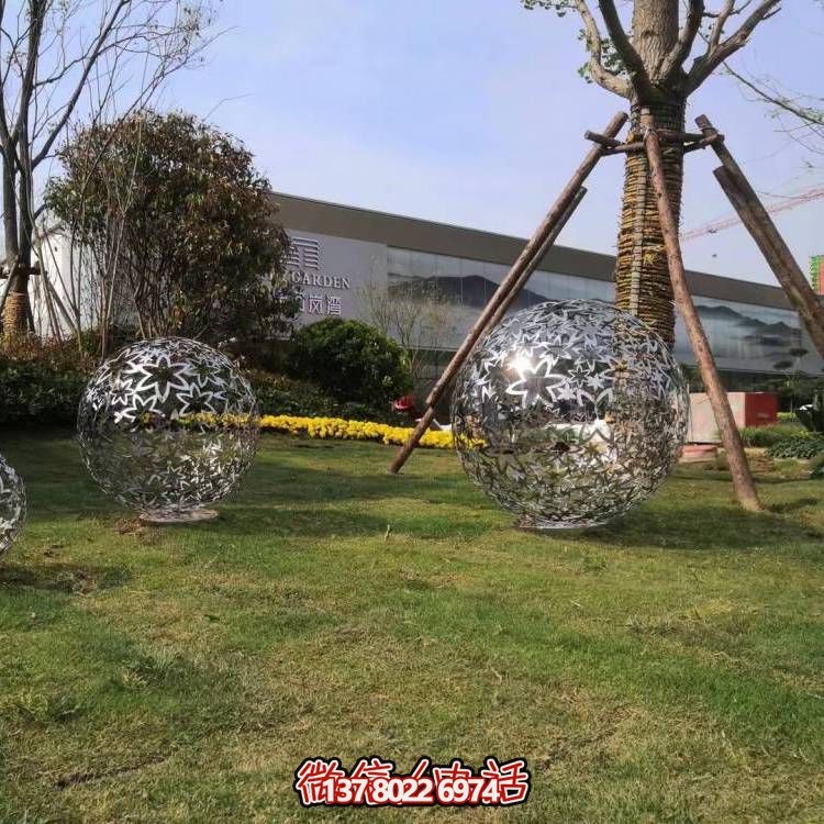藝術(shù)雕塑裝置以不銹鋼和樹葉為原料，鏤空球造型，為戶外廣場和草坪增添藝術(shù)氣息