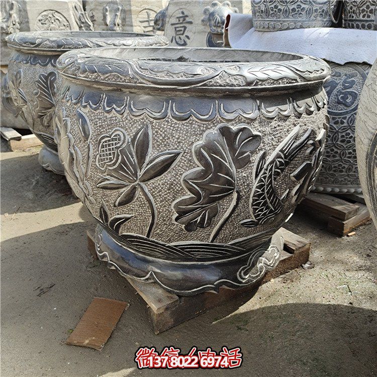 古建庭院蓄水缸，用青石點綴