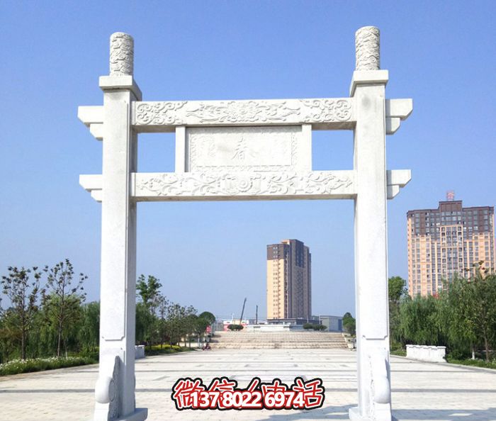 簡易大理石牌樓，為公園廣場擺放單門
