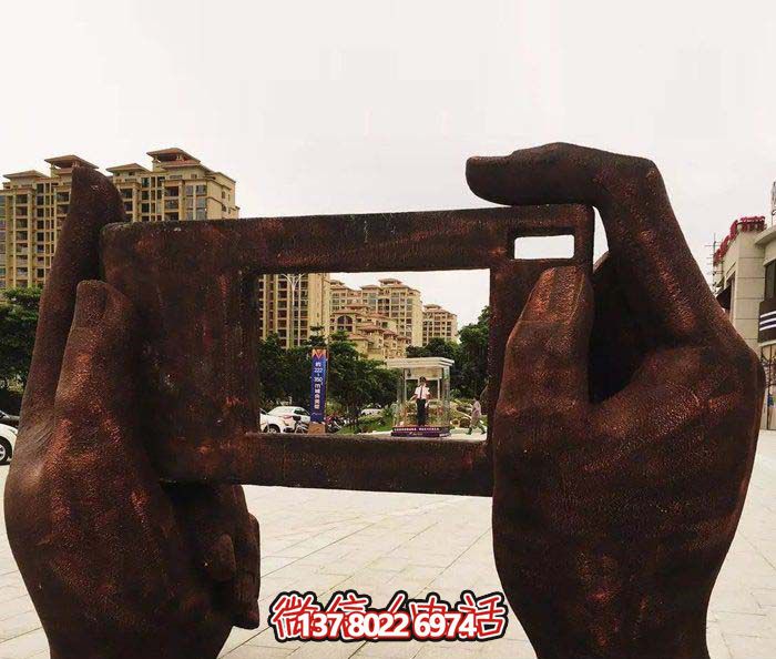 廣場學(xué)院手拿相機創(chuàng)意紅銅手型雕塑